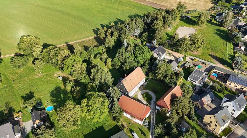 Immobilie in Neukirchen/Erzgebirge - Großzügiger 3-Seiten Hof mit traumhaftem Grundstück

 - Bild 2