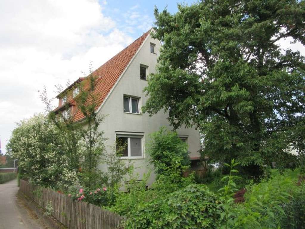 Immobilie in Wennigsen (Deister) - Komplett modernisierte 3,5-Zimmer-ETW in Vierfamilienhaus mit 2 Stellplätzen und großer Gartenfläche - Bild 2