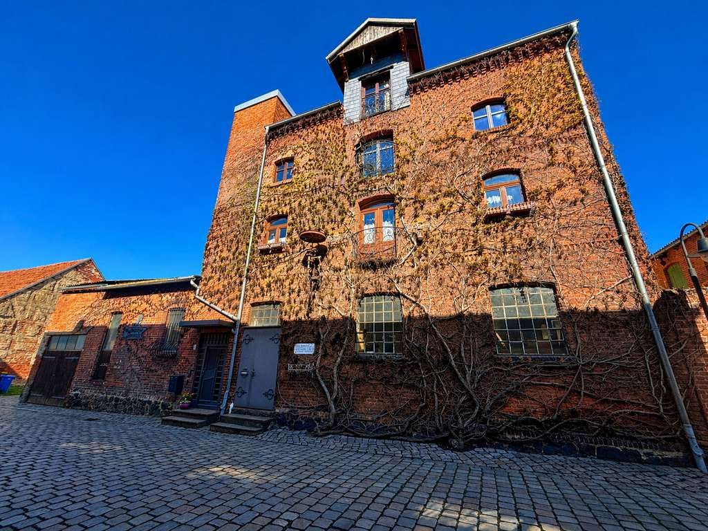 Immobilie in Tangermünde - Mehr als nur Wohnen – außergewöhnliche Wohnung mit ehemaliger Schmiede & Loft-Perspektive - Bild 1