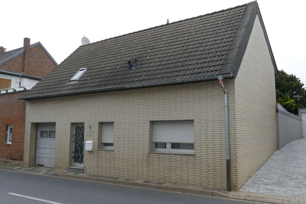 Immobilie in Merzenich - Solides Familienhaus mit großem Garten, Sommerküche und Gartenhaus - Bild 0