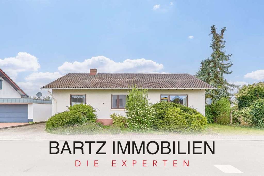 Immobilie in Freisbach - Winkelbungalow in idyllischer Lage mit viel Licht & Raum für individuelle Gestaltung - Bild 0