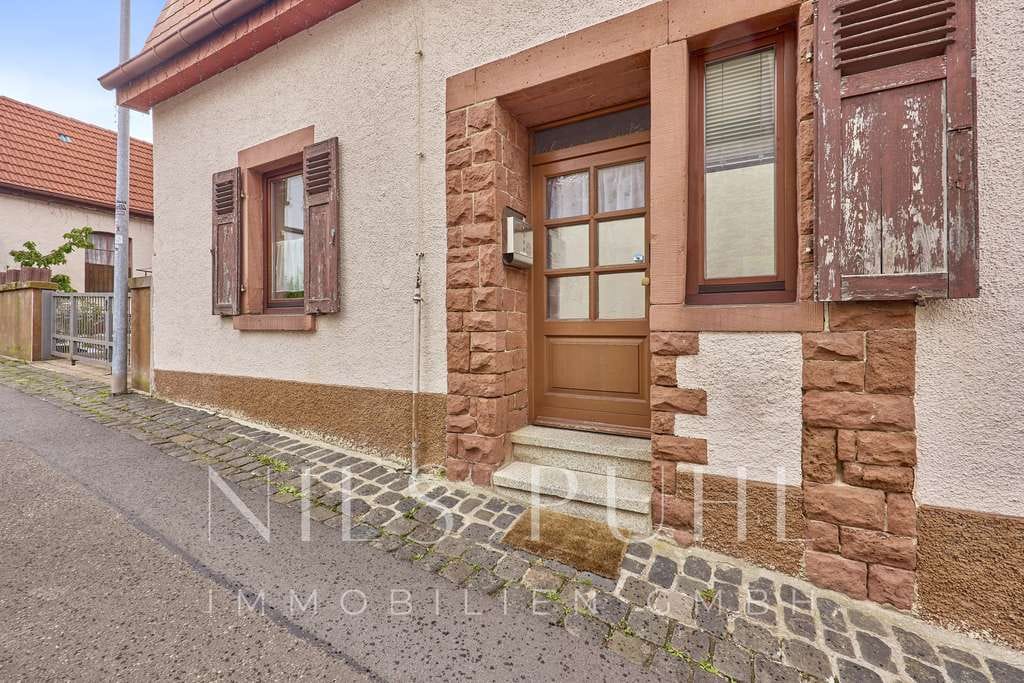 Immobilie in Wattenheim - Sofort einziehen – gepflegtes Einfamilienhaus mit Charme, Innenhof und Scheune - Bild 1