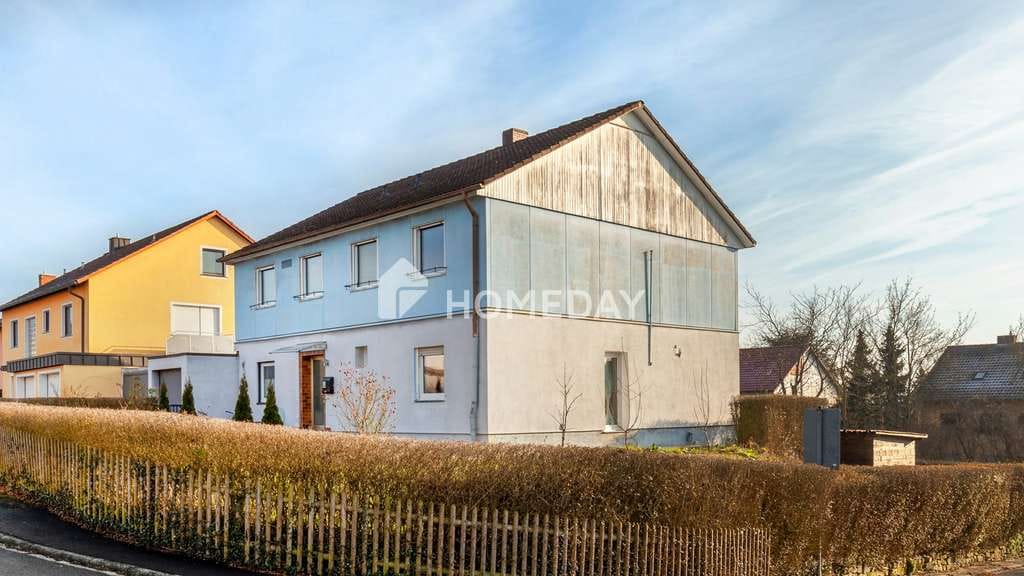 Immobilie in Volkach - Familienfreundliches Einfamilienhaus mit 7 Zimmern und zwei Garagen in Gaibach - Bild 1