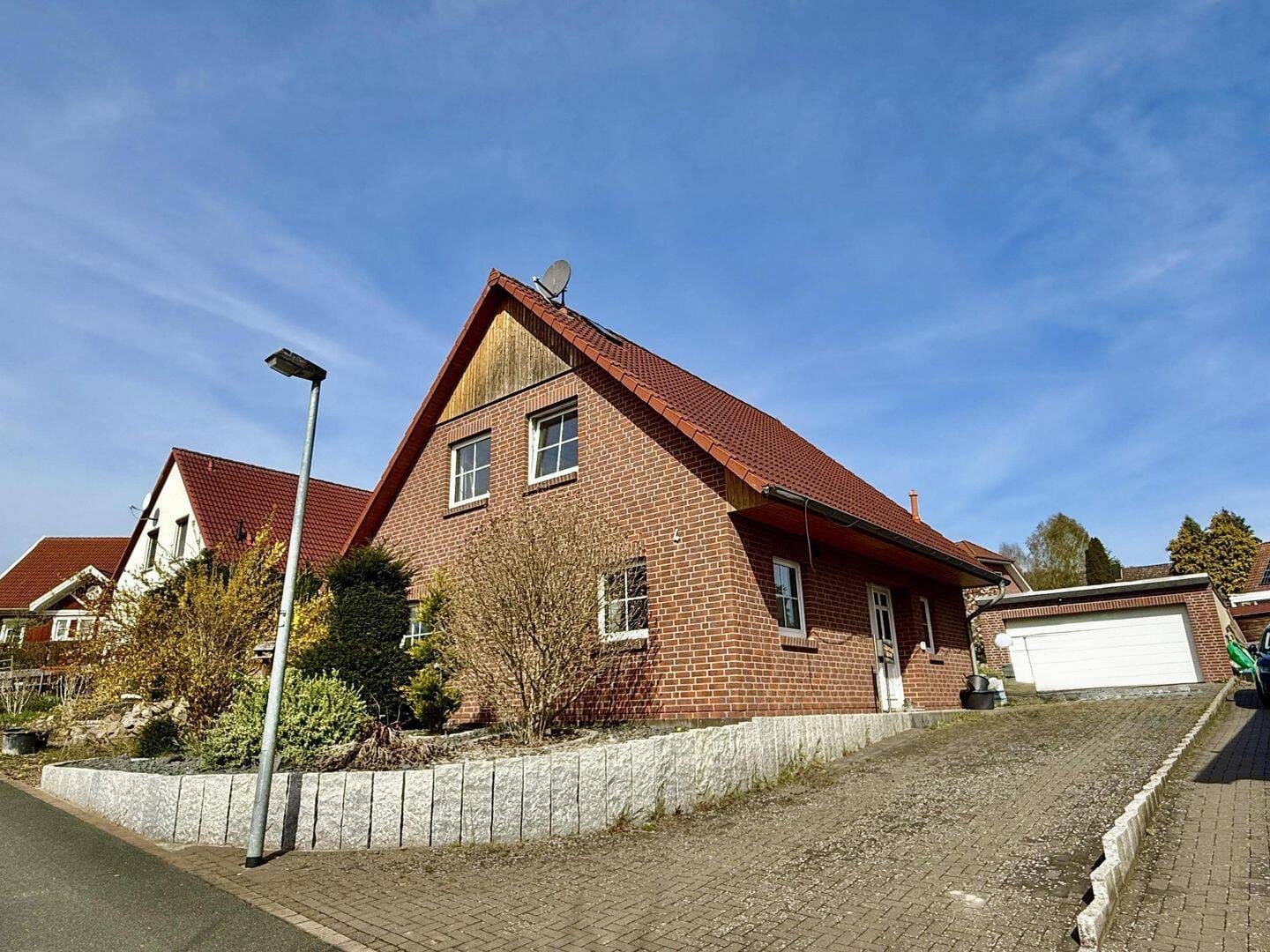 Immobilie in Emmerthal - Ruhiges Wohnen in Amelgatzen - Familienfreundliches Einfamilienhaus mit Doppelgarage, großem Garten und moderner Ausstattung - Bild 0