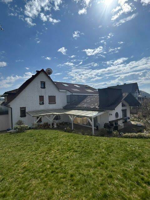 Immobilie in Haiger - 2- FH mit 4 Garagen, 2 Terrassen, Balkon und schönem Garten in Haiger-Allendorf gelegen - Bild 2