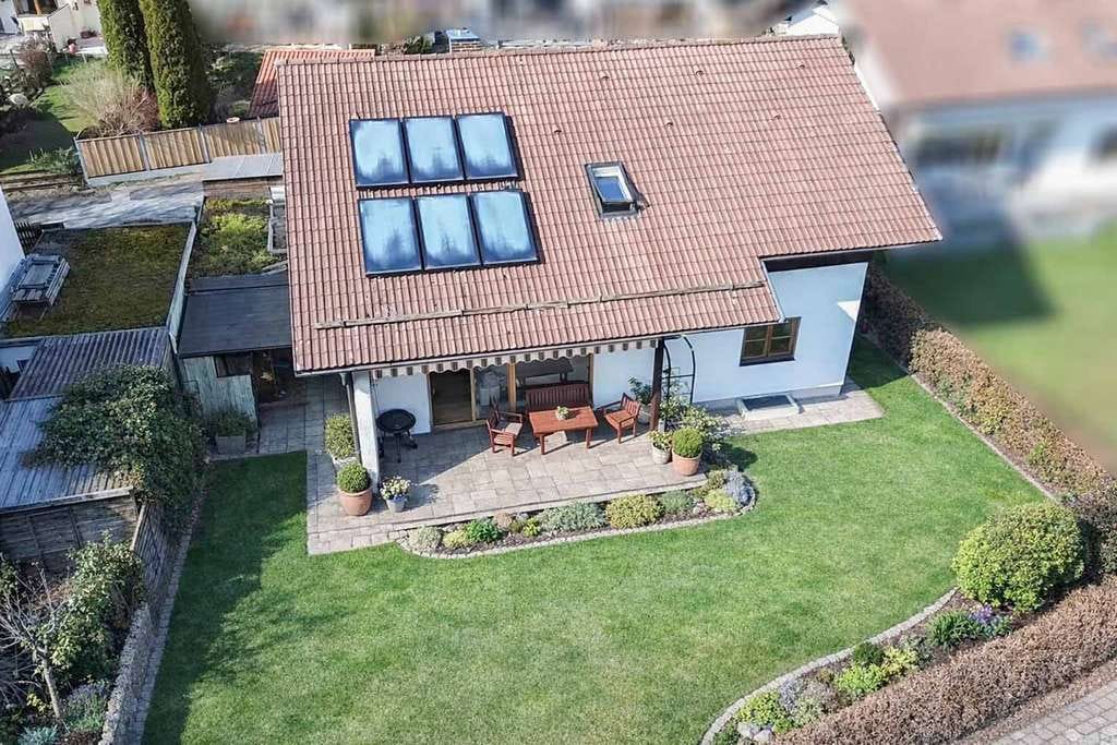 Immobilie in Kolbermoor - Sofort wohlfühlen: 7-Zi.-EFH mit Garten, Garage und Carportstellplatz in Kolbermoor - Bild 1