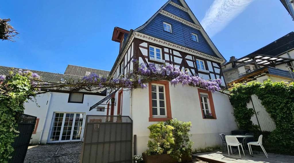 Immobilie in Bernkastel-Kues - Charmantes, kernsaniertes Fachwerkhaus mit Innenhof, Nebengebäude & Parkmöglichkeiten in Erden - Bild 0