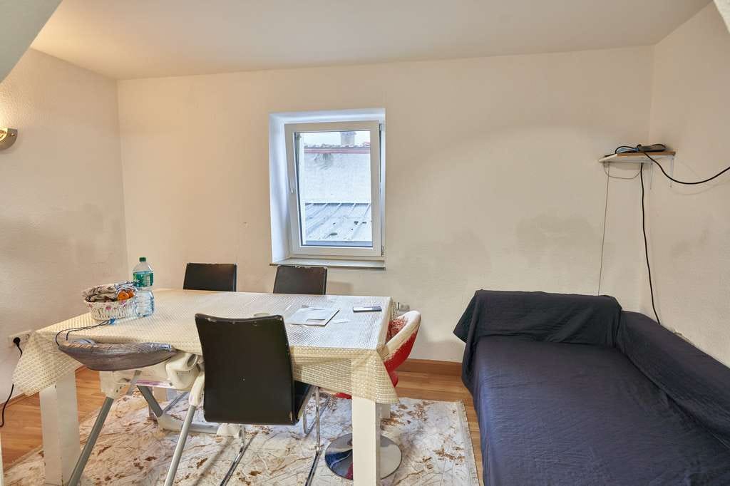 Immobilie in Schweisweiler - Freistehendes Einfamilienhaus mit Terrasse und Garten, Depot und Waschküche im Außenbereich - Bild 2