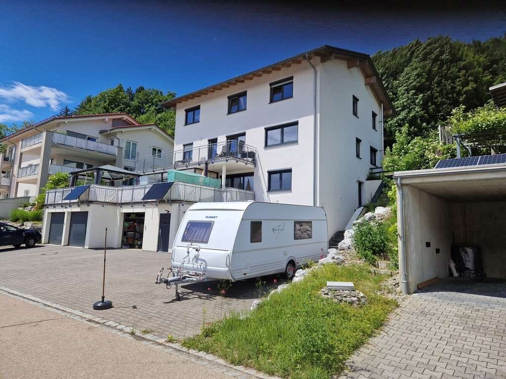 Immobilie in Lindenberg im Allgäu - Wo gibts denn so was?
Neuwertige hausähnliche
9-Zimmer-ETW in kleiner Einheit - Bild 1