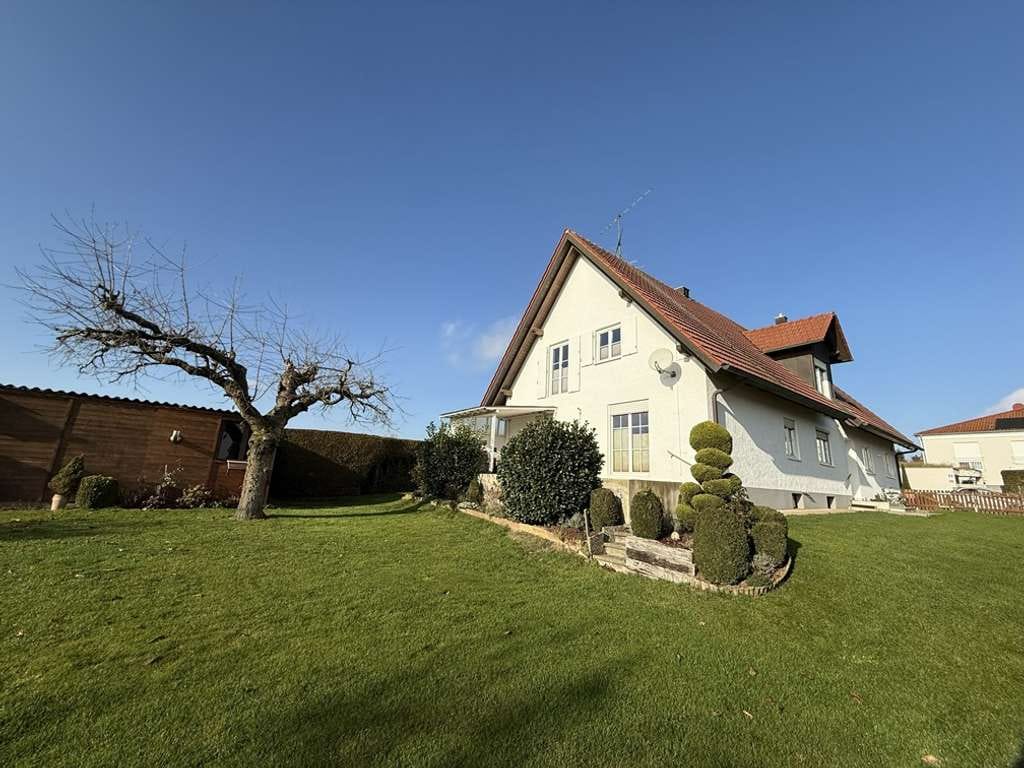 Immobilie in Eitensheim - Gepflegtes Zweifamilienhaus mit drei Garagen in Eitensheim - Bild 2