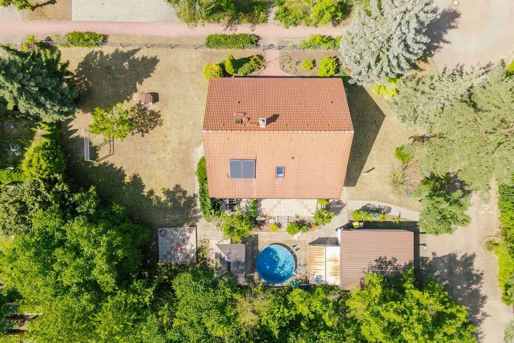 Immobilie in Borkheide - Geräumiges Ein-/Zweifamilienhaus, großes Grundstück, Doppelgarage, Pool, Vollkeller - Provisionsfrei - Bild 2
