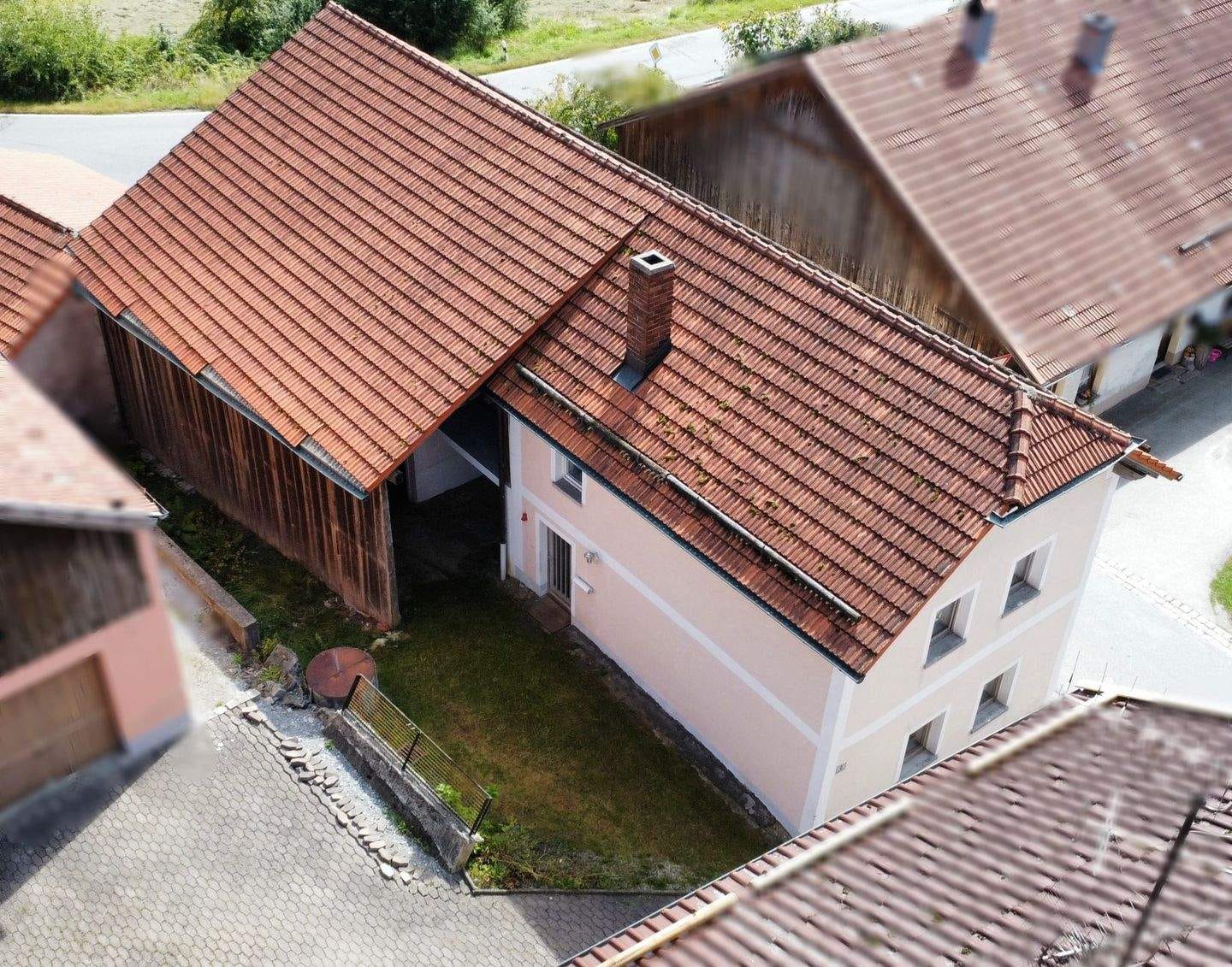 Immobilie in Röhrnbach - Sie brauchen keinen Garten? Sanierungsobjekt - Haus mit Halle/Garage/Stellfläche auf kleinem Grundstück - Röhrnbach - Bild 0