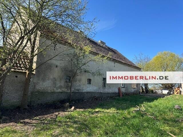 Immobilie in Strausberg - IMMOBERLIN.DE - Sanierungsgelegenheit! Charaktervolles Haus & Nebengebäude auf Südgrundstück - Bild 1