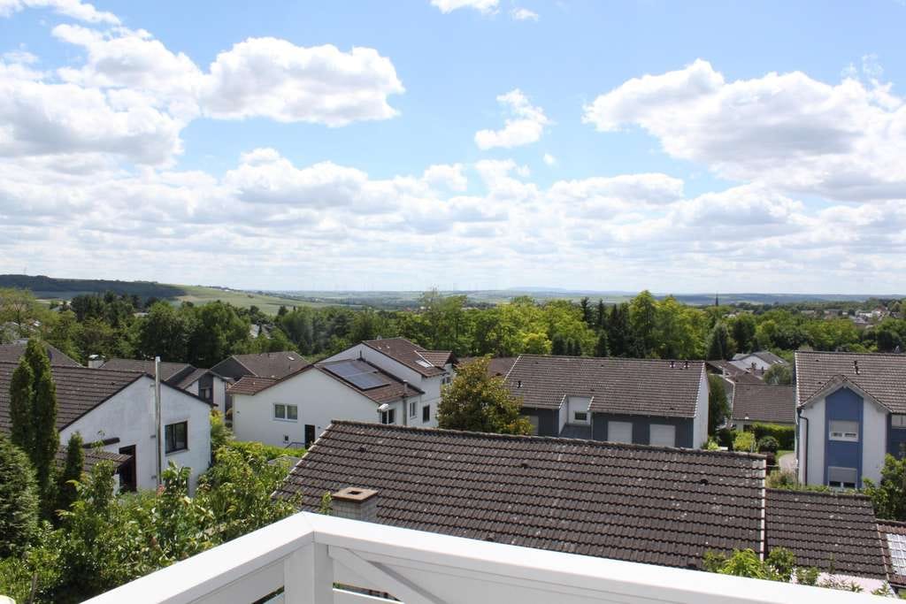Immobilie in Klein-Winternheim - Freistehendes EFH mit Fernblick - Energieklasse B, PV und 2 Einliegerwohnungen - Bild 0