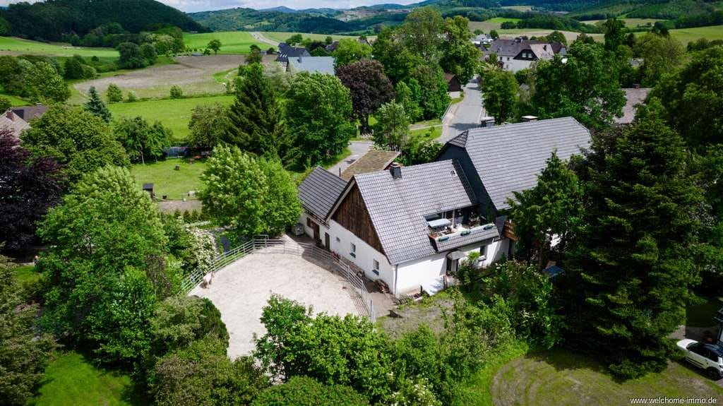 Immobilie in Meschede - Leben, wo andere Urlaub machen – Charmantes Wohn- und Reitanwesen in idyllischer Lage im Sauerland - Bild 0
