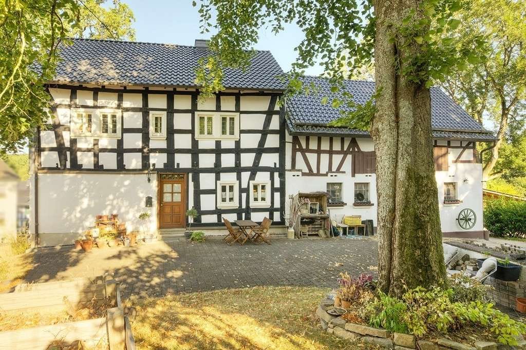 Immobilie in Birnbach - Denkmalgeschütztes und kernsaniertes Fachwerkensemble in idyllischer Ortslage von Birnbach - Bild 1
