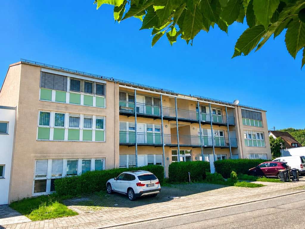 Immobilie in Güglingen - Gepflegte 3-Zimmer-Wohnung mit gemütlichem Balkon, Außen- und Tiefgaragenplatz & schöner Außenanlage - Bild 1
