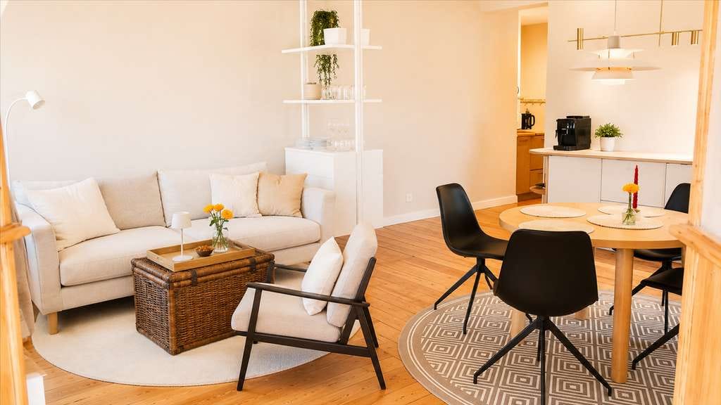 Immobilie in Heiligenberg - Frisch renovierte Dachgeschoss-Wohnung mit traumhafter Bodensee- und Alpensicht - Bild 2