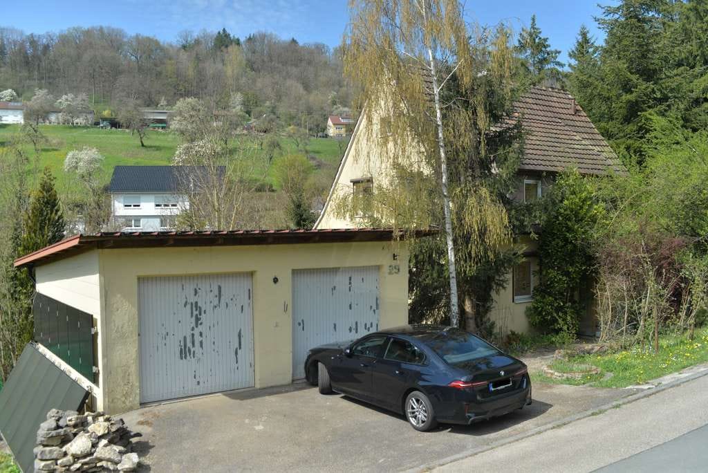 Immobilie in Ingelfingen - Idyllisches Wohnen im Grünen!
Einfamilienhaus mit ELW und Doppelgarage - Bild 0