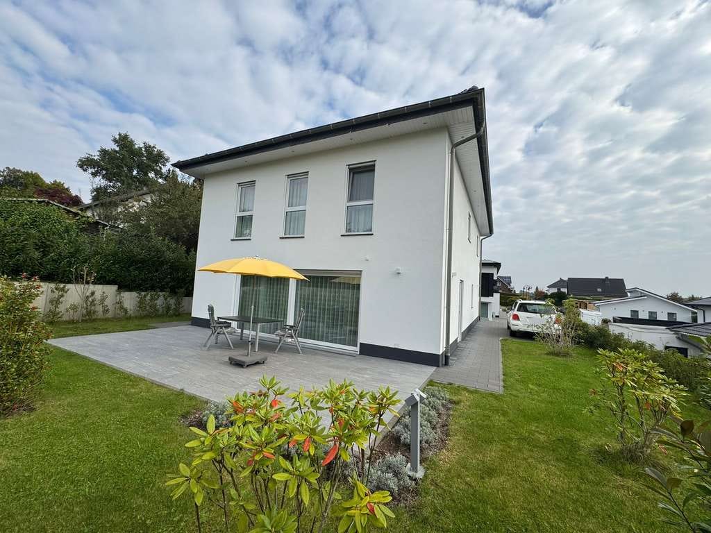Immobilie in Flammersfeld - Neuwertiges, massiv gebautes Einfamilienhaus in familienfreundlicher Wohnlage von Flammersfeld - Bild 1