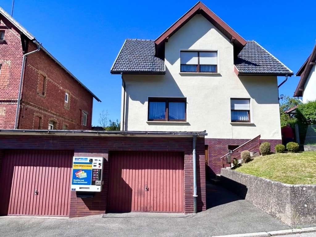 Immobilie in Rödental - Einfamilienhaus mit Garten und Doppelgarage in Rödental – familienfreundlich & modernisierbar - Bild 0
