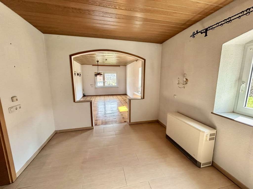 Immobilie in Erbendorf - PROVISIONSFREI: Gemütliches Haus mit Altbaucharme, großem Garten, Garage & Nebengebäuden - Bild 2