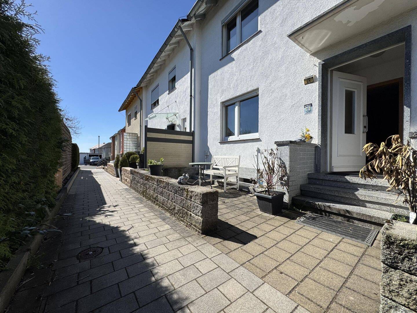 Immobilie in Stadtallendorf - Reihenmittelhaus mit eigenem Garten und Garage - Bild 1