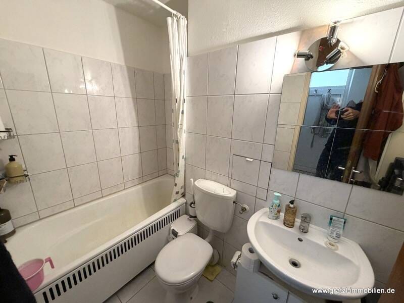 Immobilie in Unterhaching - 2-Zimmer-Wohnung mit Potenzial im ersten Obergeschoss mit Balkon und Tiefgaragenstellplatz - Bild 4