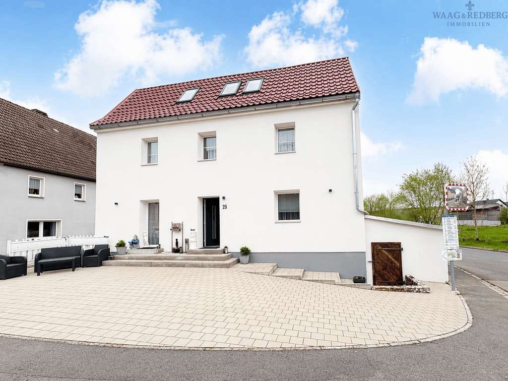 Immobilie in Plech - Mehrgenerationenhaus oder Kapitalanlage – 3 Wohneinheiten, komplett saniert & sofort bezugsfertig - Bild 0