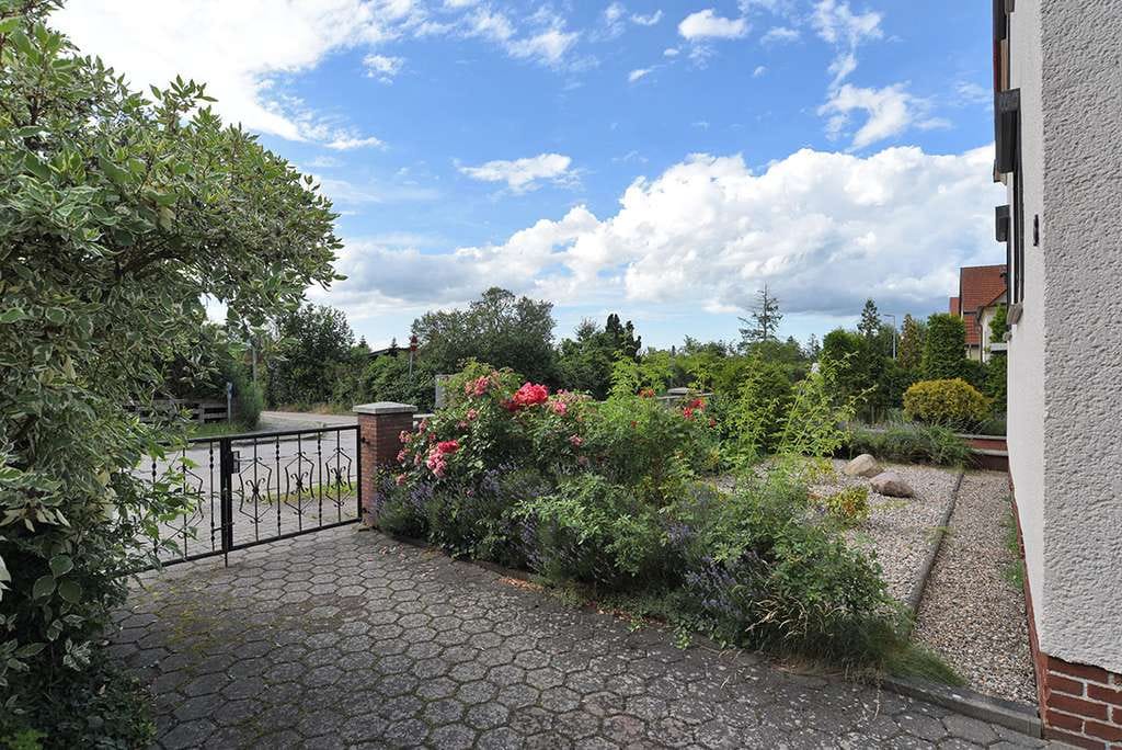 Immobilie in Rathenow - Ein- bis Zweifamilienhaus mit Vollkeller, zwei Garagen und Ausbaureserve - Bild 2