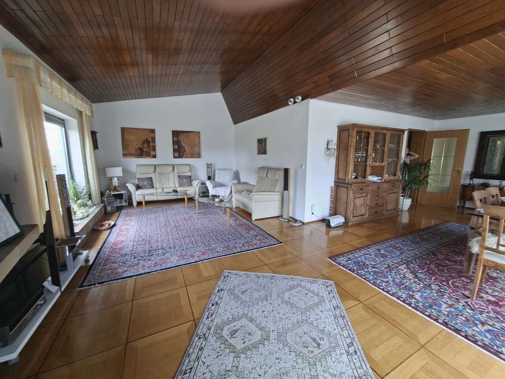 Immobilie in Hirrlingen - Freistehendes Luxus-Traumhaus im Kreis Tübingen: Top-gepflegt durch ständige Sanierung, mit Pool, Sa - Bild 2