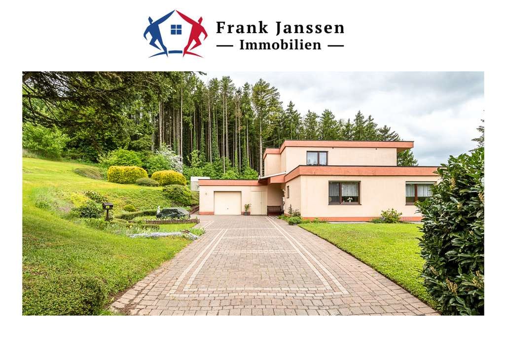 Immobilie in Kyllburg - Bungalow mit Staffelgeschoss in Kyllburg I Kubische Bauweise I Parkähnliches Grundstück - Bild 0