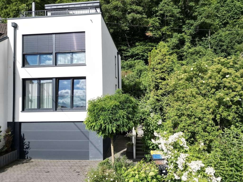Immobilie in Brohl-Lützing - Architektenhaus mit Rheinblick - Neubau 2020, Hanglage in Brohl-Lützing - Bild 0