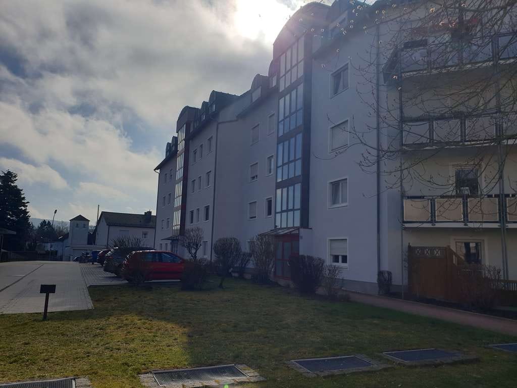 Immobilie in Weiden in der Oberpfalz - 2-Zimmer Eigentumswohnung mit Balkon und Tiefgaragenstellplatz in Weiden-Hammerweg - Bild 1