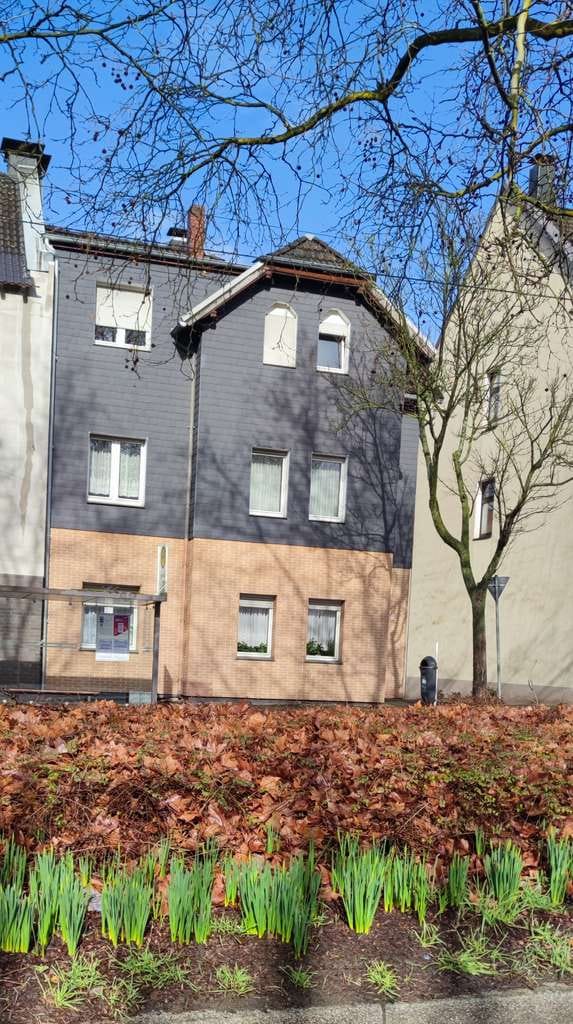 Immobilie in Recklinghausen - Mit Potenzial! Dreifamilienhaus mit zwei Garagen in Recklinghausen-Hochlar - Bild 0