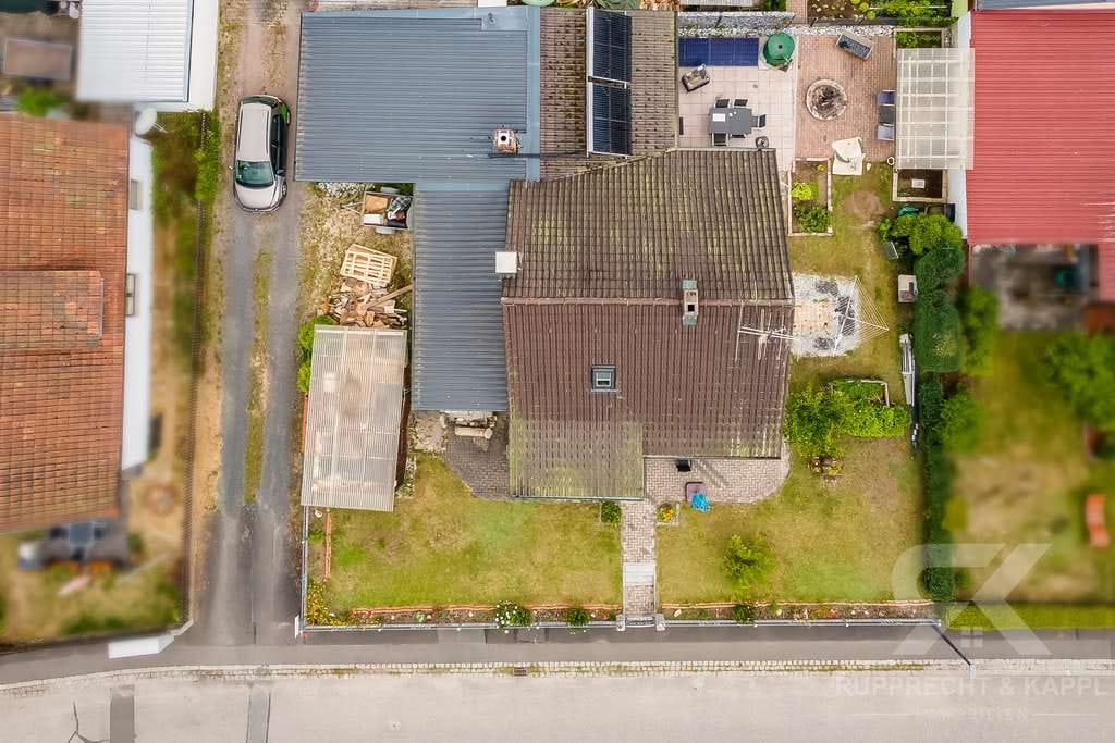 Immobilie in Hirschau - Attraktives Einfamilienhaus mit schöner Terrasse, Kamin und Doppelgarage am Waldrand von Hirschau - Bild 1