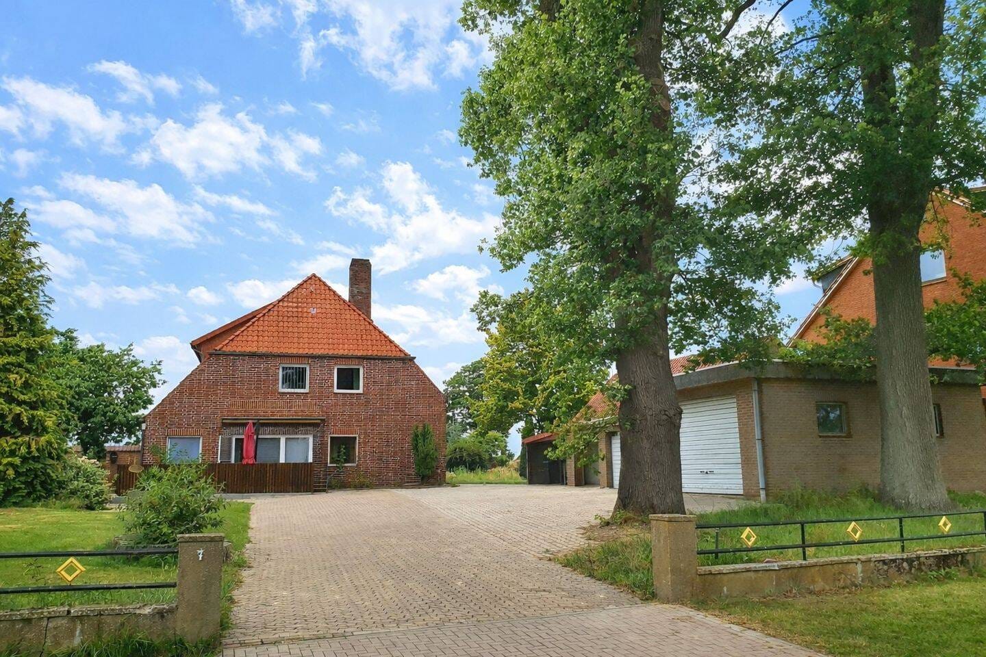 Immobilie in Bleckede - Wohnen wo andere Urlaub machen - Attraktives Zweifamilienhaus in direkter Deichlage an der Elbe - Bild 0