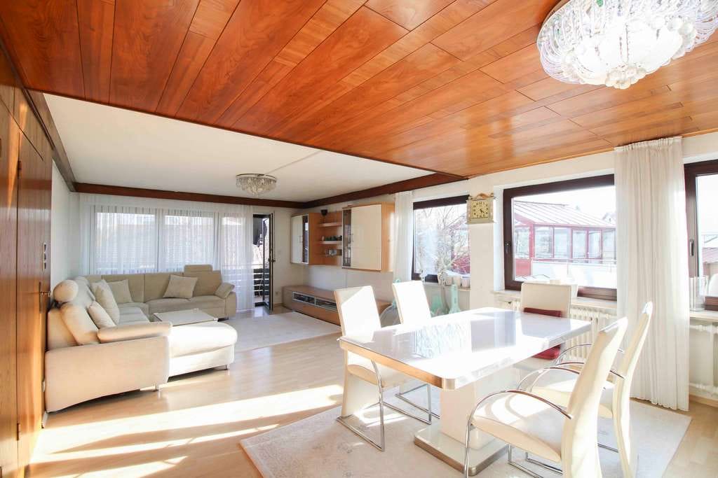 Immobilie in Kirchdorf an der Iller - Fast wie ein eigenes Haus: Charmante Wohnung mit außergewöhnlichen Außenflächen und Dachterrasse - Bild 2