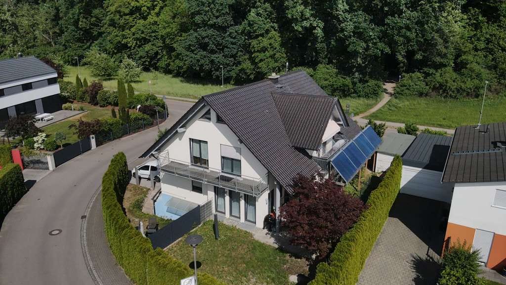Immobilie in Illertissen - Ein Zuhause für Generationen: Modernes Zweifamilienhaus mit Einliegerwohnung in begehrter Lage Ille - Bild 0