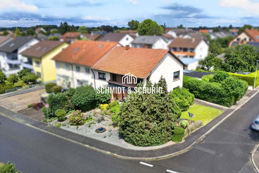 Immobilie in Karlsdorf-Neuthard - Charmantes Zweifamilienhaus mit viel Potenzial und großem Grundstück - Bild 0