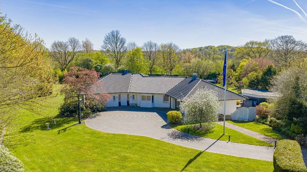 Immobilie in Munkbrarup - Exklusiver Bungalow bei Glücksburg in Meernähe, parkähnliches Grundstück, Pool und Saunahaus - Bild 1