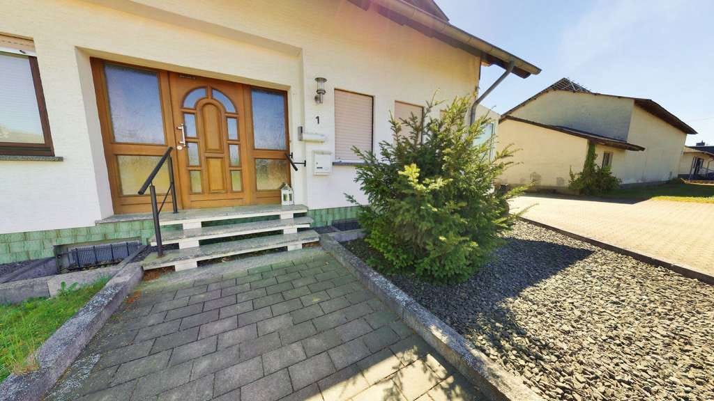 Immobilie in Anschau - Großzügiges Zweifamilienwohnhaus in Randlage der Gemeinde Anschau mit fast schier endlosen Möglichke - Bild 2