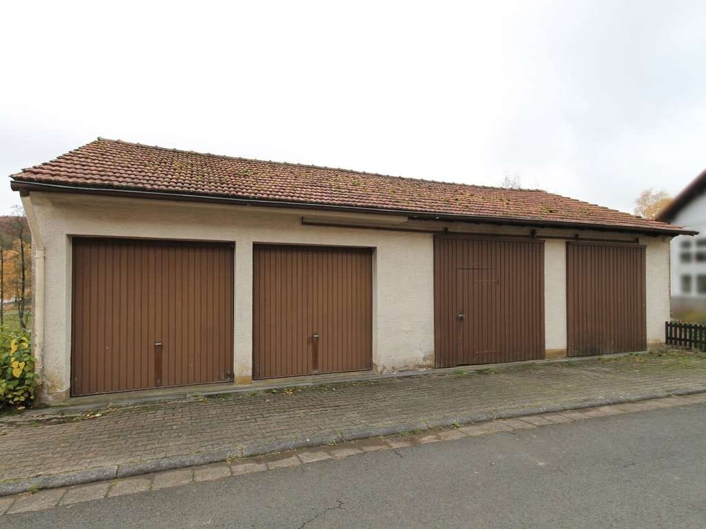 Immobilie in Freiensteinau - Einfamilienhaus mit großem Grundstück, idyllischen Grünflächen, Scheunen und Garagen in Freiensteina - Bild 1