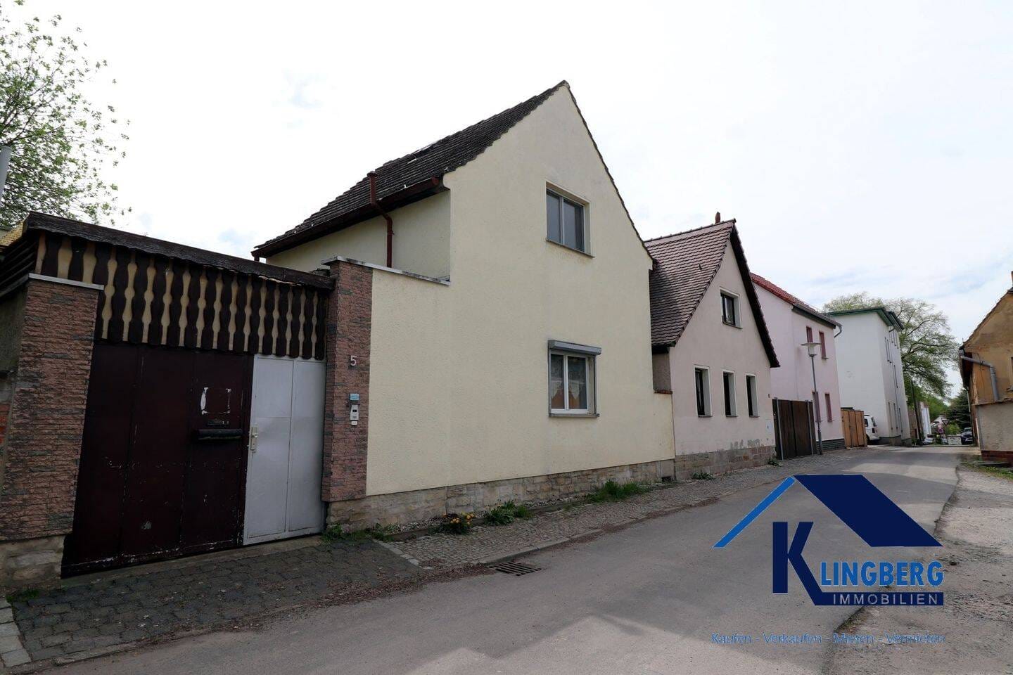 Immobilie in Zeitz - TOP-Lage von Zeitz - kleines Einfamilienhaus mit Garage und traumhaften Grundstück zu verkaufen! - Bild 0