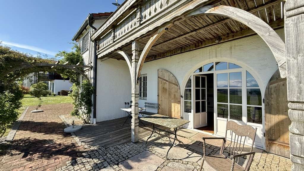 Immobilie in Waging am See - Zauberhafte Landhausvilla mit Künstlerwerkstatt und herrlichen Alpenpanoramablick, Nähe Waginger See - Bild 0