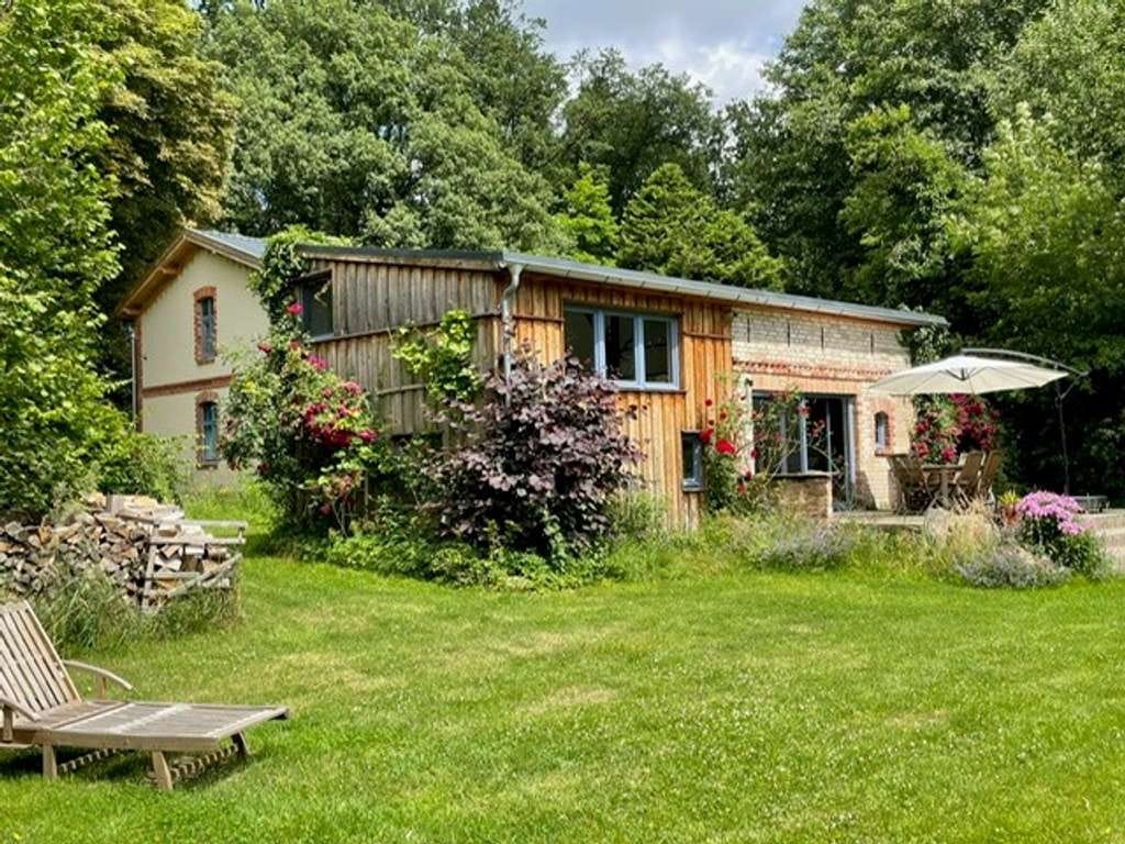 Immobilie in Grambow - Saniertes Landhaus mit 4.500 m² Grundstück, Sauna & 48.000 € Einnahmen p.a. - Bild 0