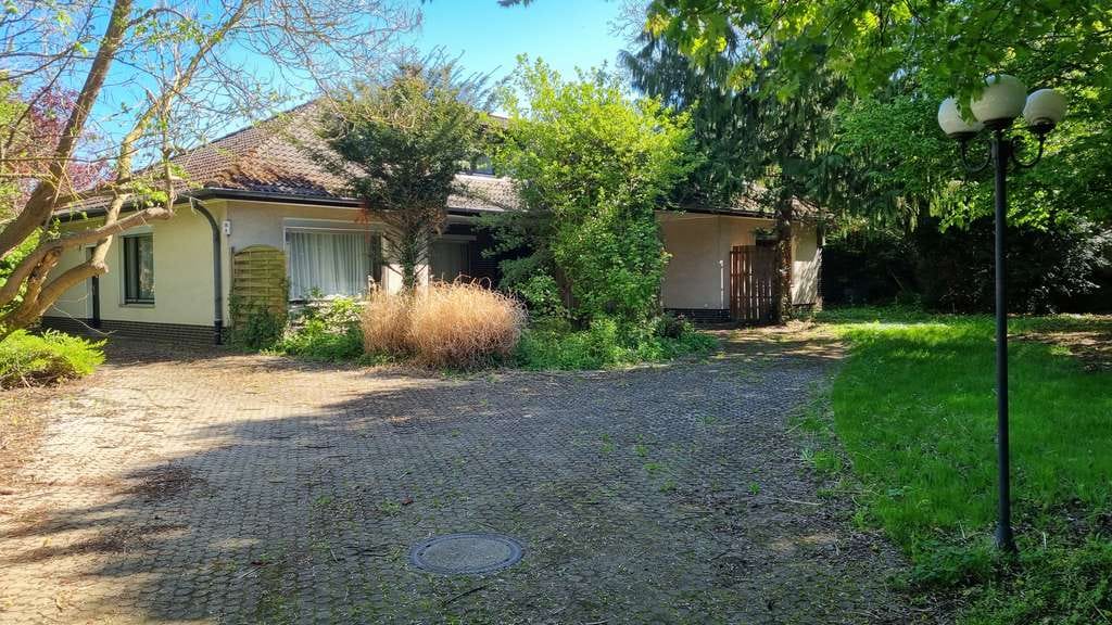 Immobilie in Nordstemmen - Winkelbungalow plus Scheune mit Wohnteil und 4 Garagen - Bild 1