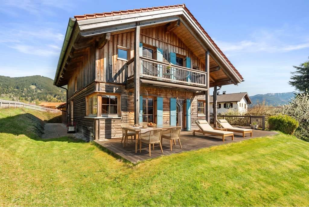 Immobilie in Saulgrub - Traumhaftes Vollholz-Landhaus im Chaletstil: Alpines Wohnen mit atemberaubendem Bergblick in Altenau - Bild 1