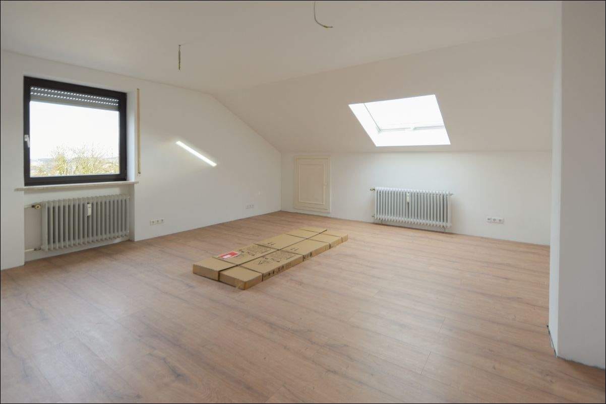 Immobilie in Adelzhausen - 4-Zimmer-Dachgeschoss-Wohnung mit Garten und Garage - Bild 1