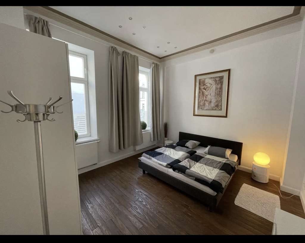 Immobilie in Krefeld - Repräsentatives Jugendstil-Mehrfamilienhaus mit Entwicklungspotenzial und modernisierter Gebäudesubs - Bild 3